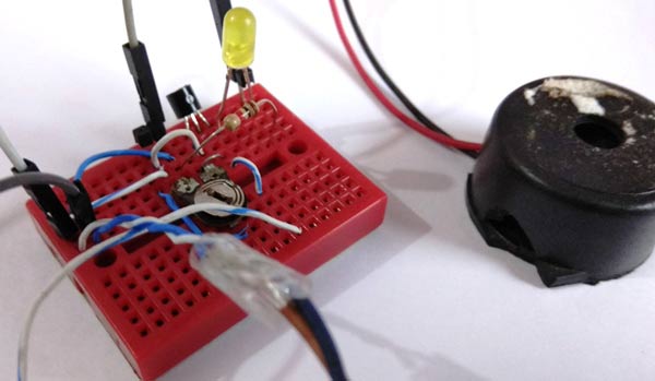 Smoke detector alarm circuit with buzzer