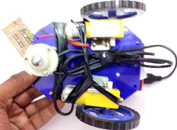 Web-Controlled-Raspberry-Pi-Surveillance-Robot-chassis
