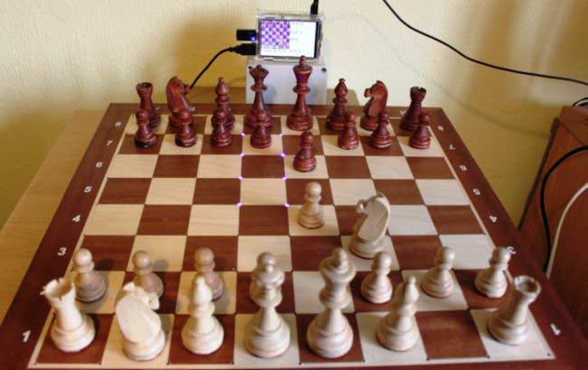 Raspberry Pi & Arduino Wooden Chess Computer 