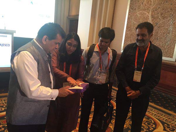 Mudra-presenting-to-Amitabh-kant-CEO-of-NITI-Aayog