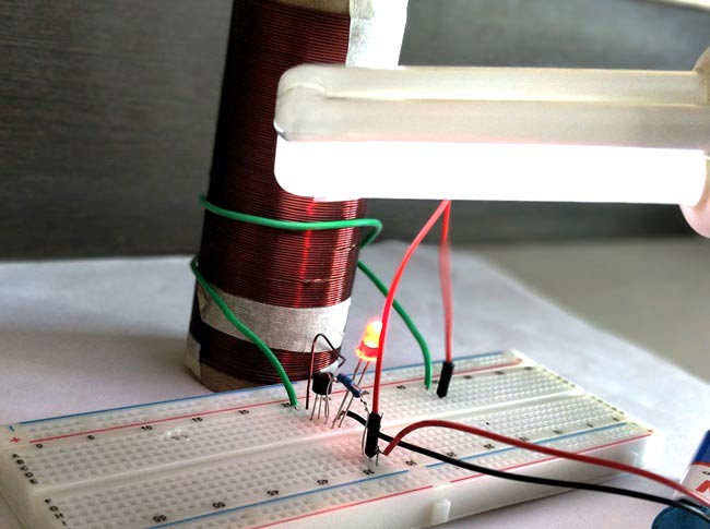 glowing CFL bulb with flux of mini tesla coil 9v