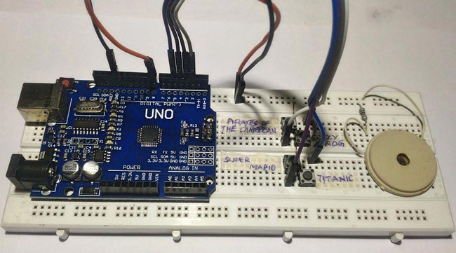 เล่นท่วงทำนองโดยใช้ฟังก์ชัน Arduino tone บนแทร็คเสียงพาย