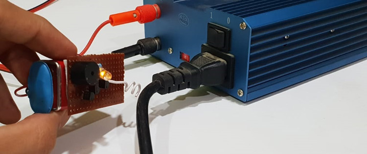 Build your own Live Wire Detector for Contactless AC Voltage Detection