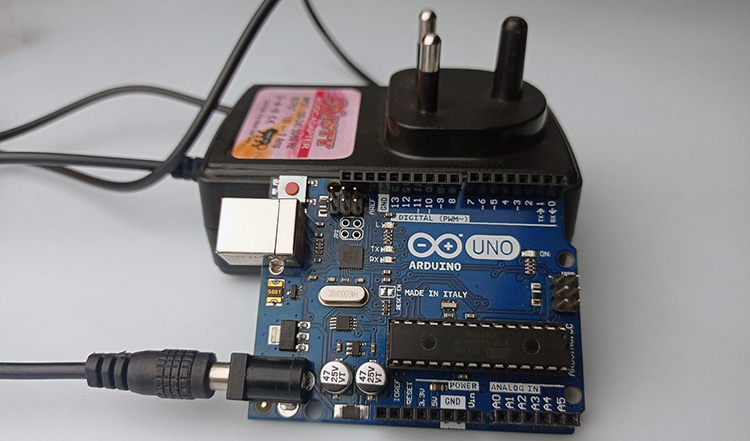 Powering the Arduino Uno without a USB Cable 