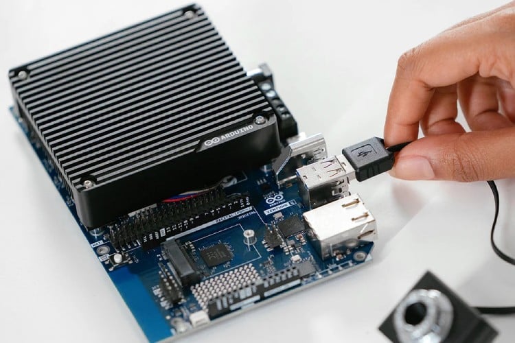 Arduino VENTUNO Q with USB Camera