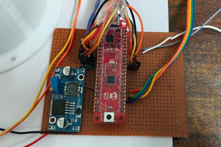 Hardware Setup of PIC16F17576 Curiosity Nano
