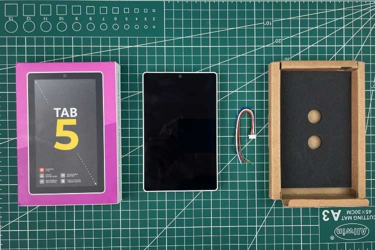 M5Stack Tab5 board-only package showing the Tab5 and included terminal cable