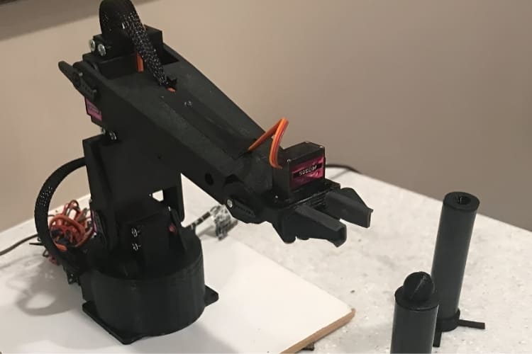 A beginner-friendly 3D-printed robotic arm made using SG90 and MG995 servo motors.