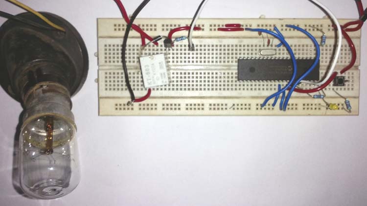 ถ่ายทอดการเชื่อมต่อกับ PIC Micro-controller