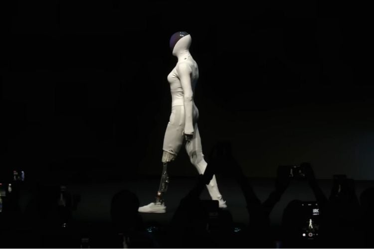 Humanoid Walks, Stuns Crowd, XPENG Proves It’s Real