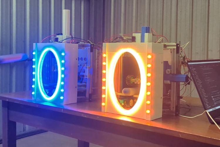 Maker's Linked Portal Illusion With Arduino Uno