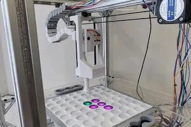 Othello Robot Playing Game With Color-Changing LEDs