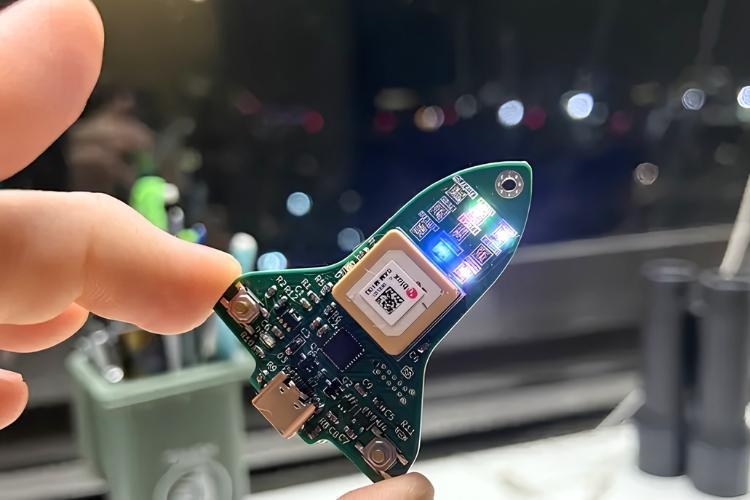 Compact STM32 GPS Device Displaying Planets Above