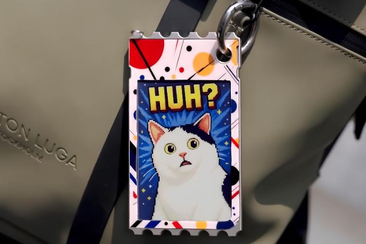 TICKEY Clip-On Badge With E-Ink Display