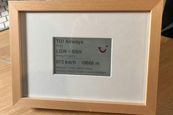 ESP32 E-Paper Frame Displaying Flight Information