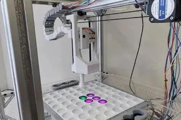 Othello Robot Playing Game With Color-Changing LEDs