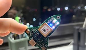 Compact STM32 GPS Device Displaying Planets Above