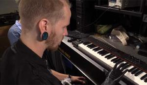 Bionic Hand Enables Amputees Control Individual Prosthetic Fingers and Play Piano